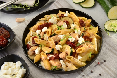 Pasta with chicken, sundried tomatoes and zucchini